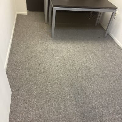 שטיח אפור נקי במשרד עם שולחן עבודה