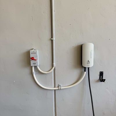 מתקן חשמלי עם חוטים על קיר לבן