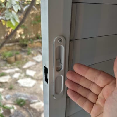 יד ליד מנגנון תריס בחלון