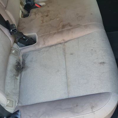 מושב רכב מוכתם עם כתמי לכלוך ונוזלים