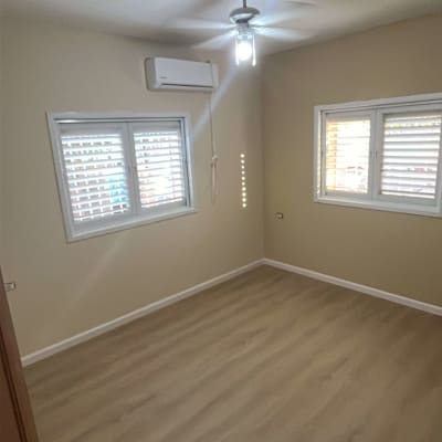 רצפת פרקט עץ בהירה בחדר ריק