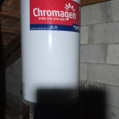 דוד שמש מותקן בעליית גג עם תווית כרומגן