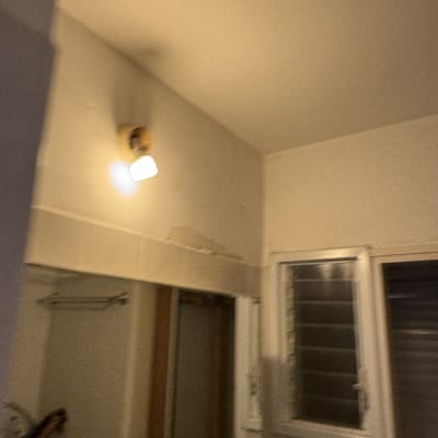 חדר עם קיר מתקלף, חלון ודלת