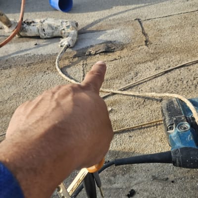 עבודת איטום על גג עם כלים וחומרים מתאימים