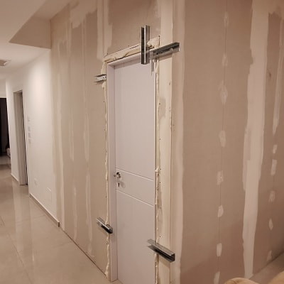 בניית קיר ומחיצת גבס עם דלת בתהליך עבודה ויישום שפכטל