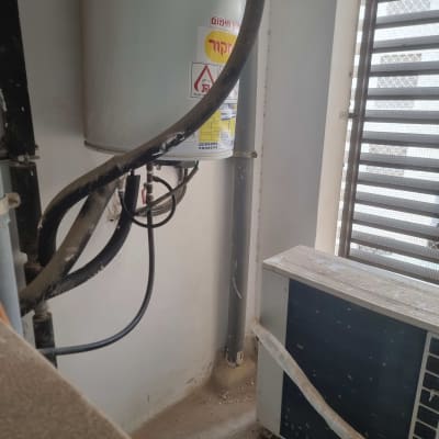 דוד שמש ומערכת חימום על קיר חיצוני