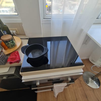 כיריים חשמליות עם סיר מים רותחים במטבח