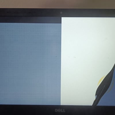 מסך מחשב נייד שבור עם תצוגה מעוותת