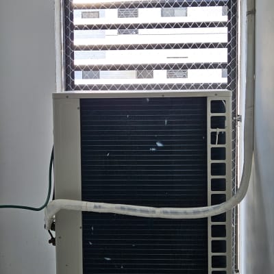 יחידת מיזוג אוויר עם רשת על חלון