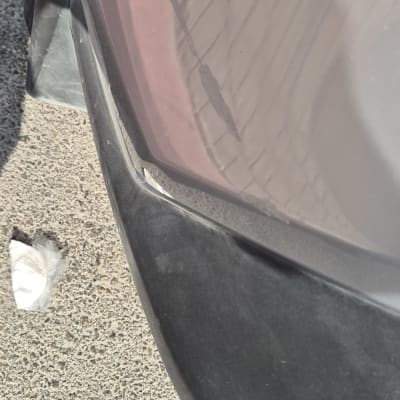 פגוש רכב עם סימני שריטות או נזק קל