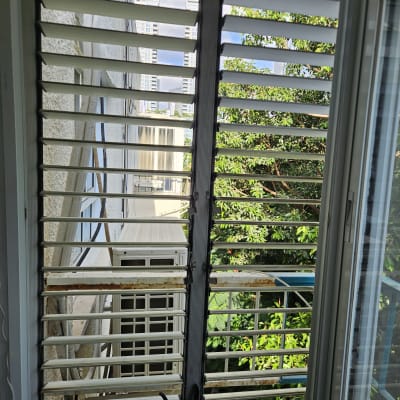 תריסים עם כלי עבודה ליד חלון פתוח