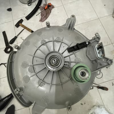 חלק מכני עגול עם מיסבים וכלים מסביב