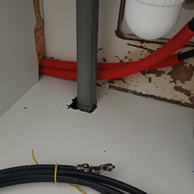 צינורות ואביזרי אינסטלציה מתחת לכיור