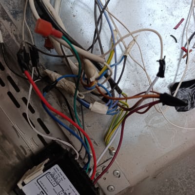 חוטי חשמל ומחבר בתוך מכשיר חשמלי