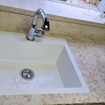 כיור ושיש במטבח עם ברז כסוף