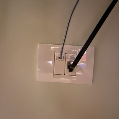 שקע רשת עם כבלים מחוברים לקיר