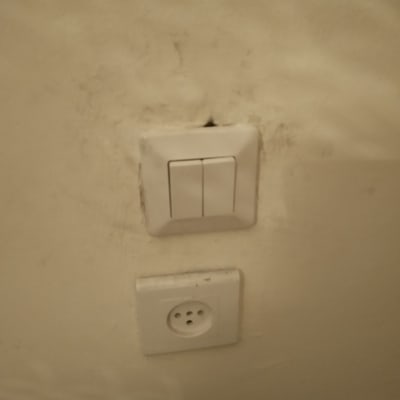 מתג ושקע חשמל על קיר