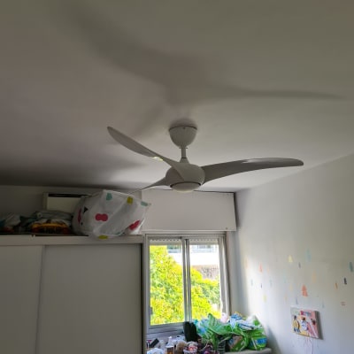 מאוורר תקרה מותקן על תקרה בחדר שינה