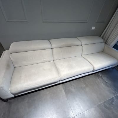 ספה אפורה נקייה על רצפת אריחים אפורה