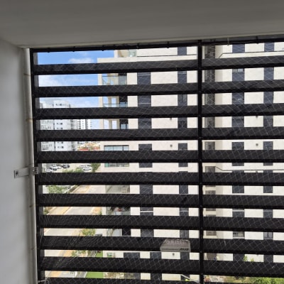 רשת בטיחות מותקנת על חלון בניין גבוה