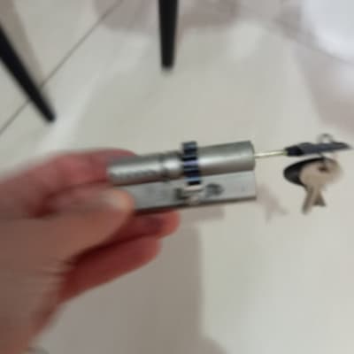 מנעול גלילי עם מפתח מוחזק ביד