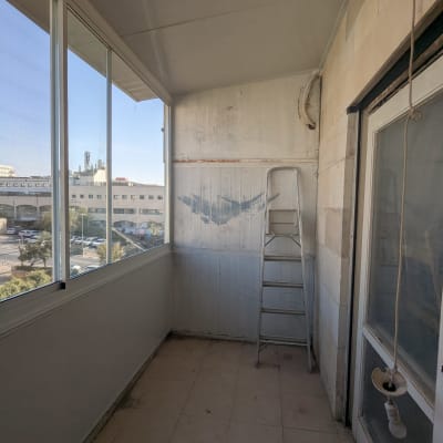 מרפסת עם חלונות אלומיניום וסולם