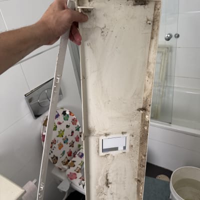 חלק פנימי של מכסה מזגן עם לכלוך ואבק