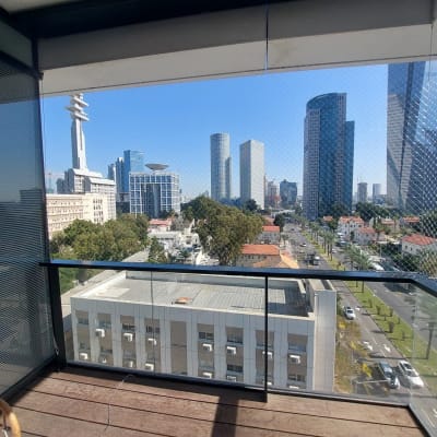 רשת שקופה על מרפסת למניעת כניסת יונים