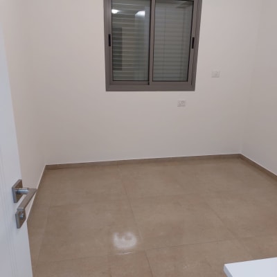 רצפה נקייה ומבריקה בחדר ריק עם חלון