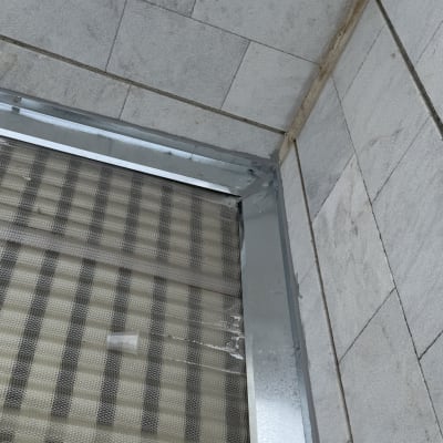 פינה עם איטום מתכת וקיר אבן