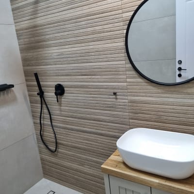 חדר אמבטיה עם כיור לבן וברז שחור