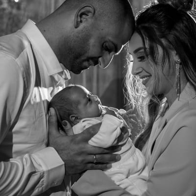 צילום שחור-לבן של זוג מחזיק תינוק