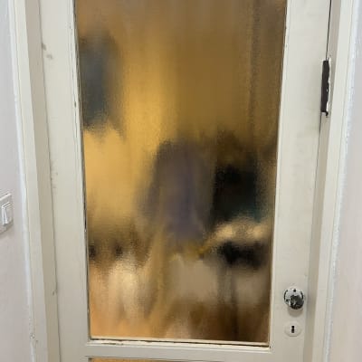 דלת עם זכוכית מטושטשת