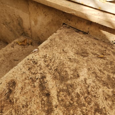 מדרגות אבן עם סימני לכלוך וחלודה