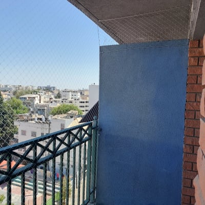 רשת יונים מותקנת על מרפסת למניעת כניסת יונים