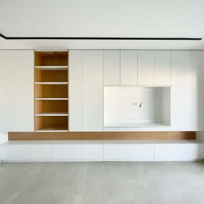 ארון קיר לבן עם מדפים פתוחים מעץ