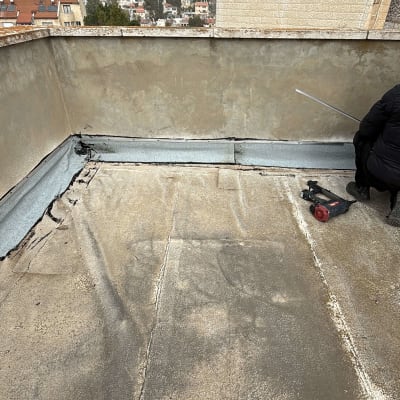 גג עם עבודת איטום וכלי עבודה