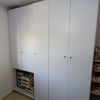 ארון לבן עם דלתות סגורות ומדפים פתוחים