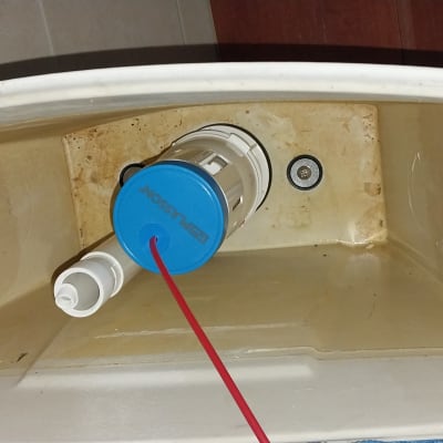 מיכל הדחה פתוח עם מנגנון פלסטיק כחול