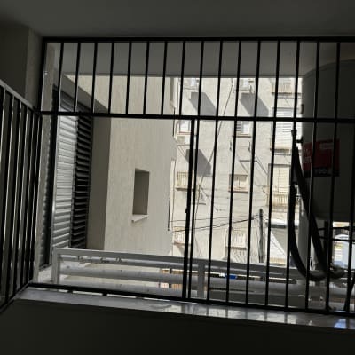 סורגים מתכתיים על חלון במרפסת