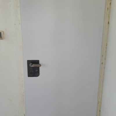 ציפוי דלת ממ"ד בטפט חלק בגוון אפור