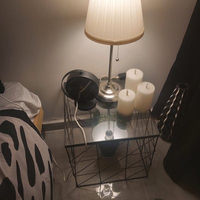 מנורה על שולחן זכוכית עם שעון וכבלים