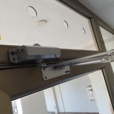 מנגנון דלת עליון מותקן על דלת זכוכית