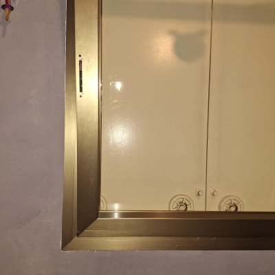 מסגרת חלון מתכתית עם תריסים סגורים