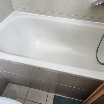 אמבטיה עם ברז ומקלחת יד