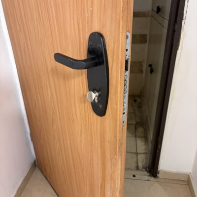 דלת עם מנעול וידית שחורה