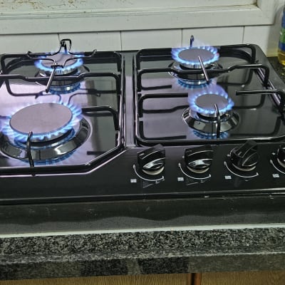 כיריים גז עם להבות כחולות במטבח