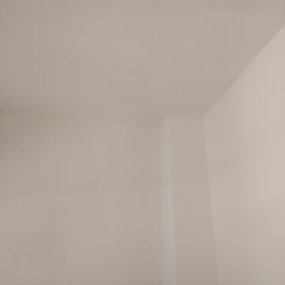 קיר ותקרה צבועים בלבן