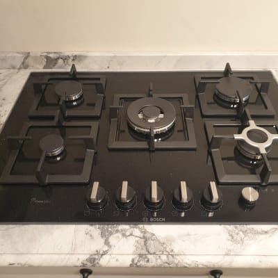 כיריים גז של בוש עם חמישה מבערים וכפתורי שליטה