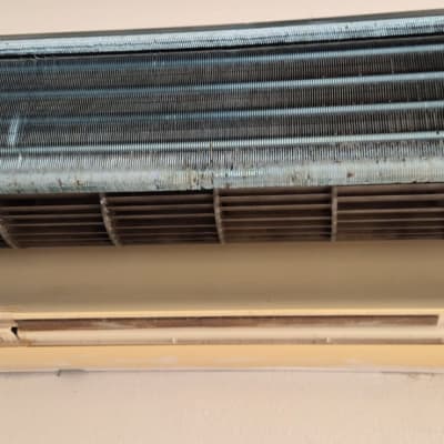 יחידת מיזוג אוויר עם סוללה חשופה